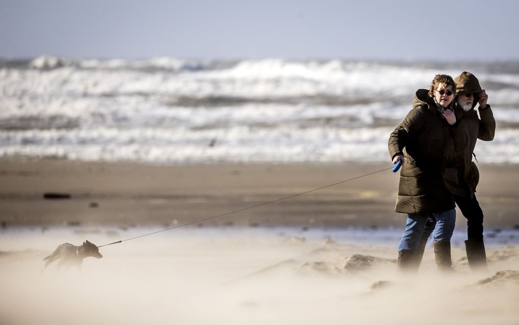 Storm Dudley raast over het strand bij IJmuiden. Het KNMI heeft code geel voor heel Nederland afgegeven. beeld ANP, Remko de Waal