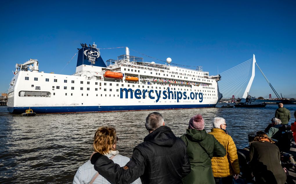 De Global Mercy, het grootste ziekenhuisschip ter wereld, meert aan in de haven van Rotterdam. Dit ziekenhuisschip wordt gedurende twee weken officieel gepresenteerd aan het publiek voordat het samen met alle vrijwilligers aan boord begint aan haar missie. beeld ANP, Remko de Waal