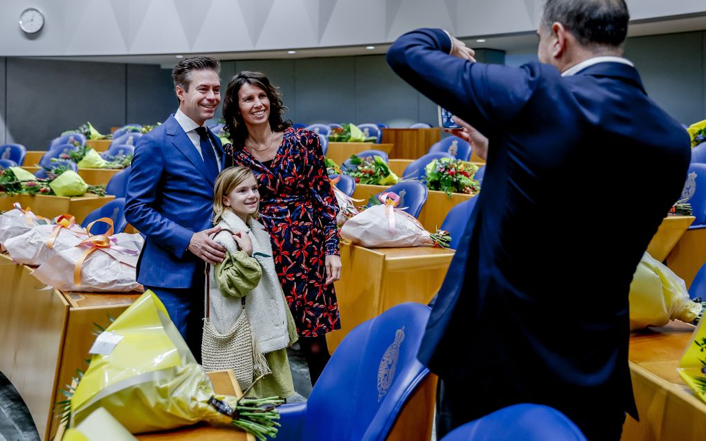 Chris Stoffer (SGP) gaat op de foto met zijn familie voorafgaand aan de beediging van de nieuwe leden van de Tweede Kamer. beeld ANP, Koen van Weel