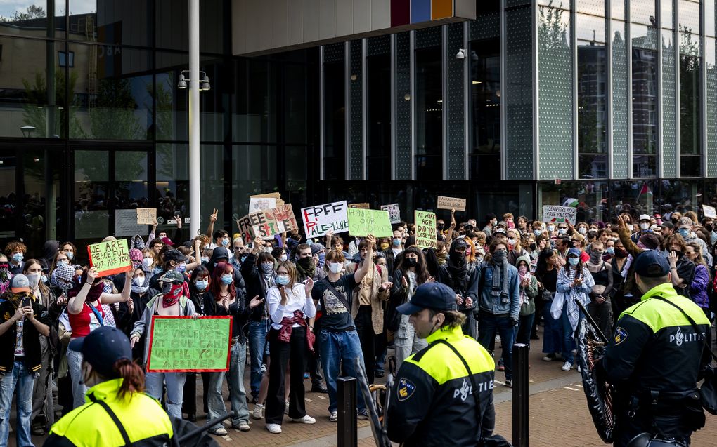 Protest bij de Roeterseilandcampus van de Universiteit van Amsterdam (UvA). Beeld ANP, Ramon van Flymen.