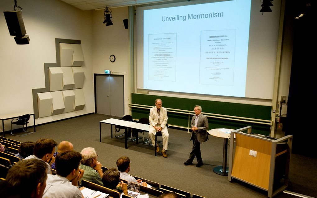 TILBURG – Prof. Terryl L. Givens sprak donderdagmiddag op de Universiteit van Tilburg tijdens de jaarvergadering van de Europese Vereniging voor Mormonenstudies over de verschillende stadia in de discussie tussen mormonen en hun tegenstanders. Foto Persbu