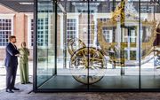 Koning Willem-Alexander tijdens de opening van de tentoonstelling De Gouden Koets in het Amsterdam Museum. Na een restauratie van ruim vijf jaar is de koets te bezichtigen voor het publiek. beeld ANP, Remko de Waal