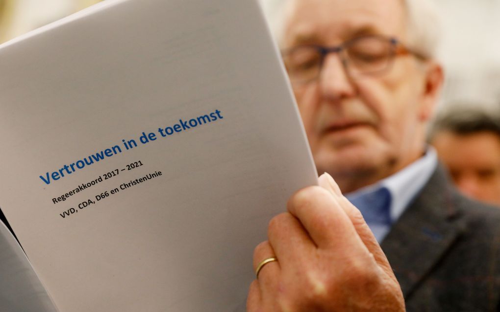 Journalisten lezen het regeerakkoord. Informateur Gerrit Zalm, die de afgelopen maanden de onderhandelingen over een nieuw kabinet leidde, heeft het akkoord overhandigd aan Kamervoorzitter Khadija Arib. beeld ANP