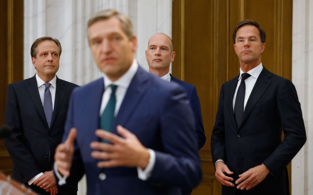 De fractieleiders Alexander Pechtold (D66), Sybrand Buma (CDA), Gert-Jan Segers (ChristenUnie) en Mark Rutte (VVD) geven een toelichting op het regeerakkoord. beeld ANP