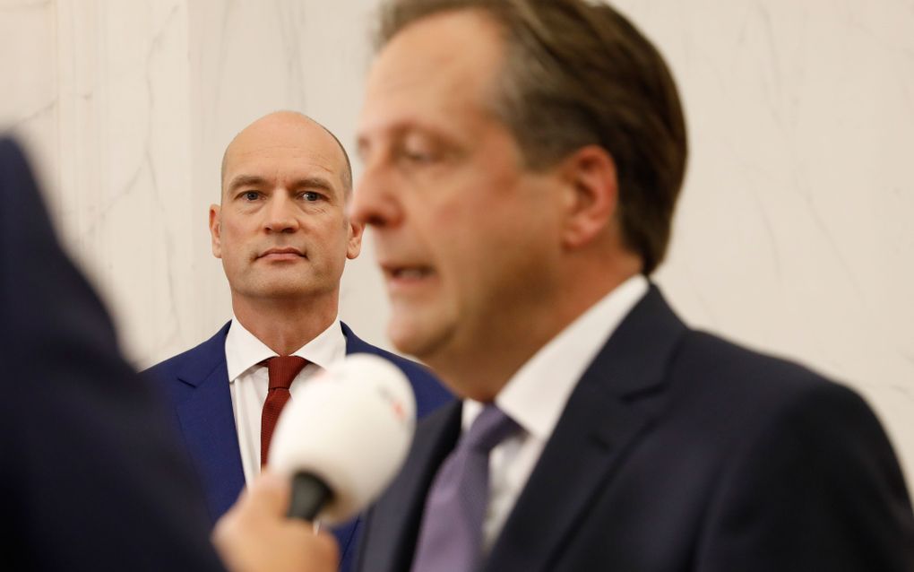 CU-leider Segers kijkt toe hoe D66-leider Pechtold vragen van de media beantwoordt na afloop van een persconferentie. beeld ANP