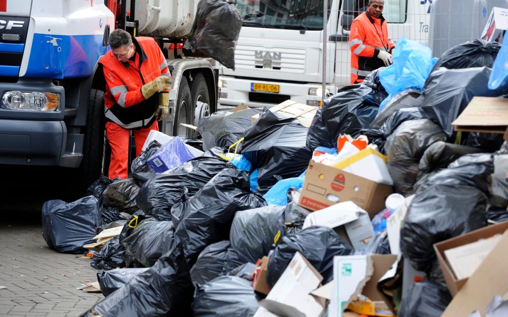 Vuilnismannen zijn sinds zondag weer aan het werk in Amsterdam. Foto ANP