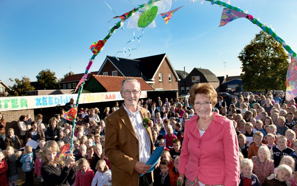 Directeur C. P. Zeedijk van School met de Bijbel ’t Visnet in Grafhorst vierde zaterdag zijn 40-jarig jubileum in het onderwijs. Vier decennia is hij aan deze school verbonden. Samen met zijn vrouw werd hij thuis opgehaald in een oldtimer, waarna 300 fees