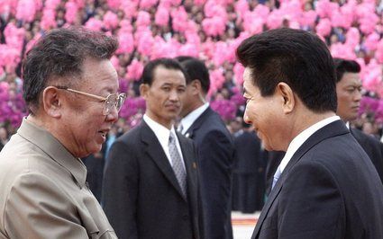 De Noord-Koreaanse dictator Kim Jong-il (l) schudt de hand van de president van Zuid-Korea, Roh Moo-hyun (r). Het is de tweede keer in vijftig jaar tijd, dat de leiders van communistisch Noord-Korea en kapitalistisch Zuid-Korea elkaar ontmoeten. De verwac