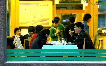 PEKING â€“ In China gebruiken steeds meer protestantse ondernemers hun bedrijf om evangelisatieactiviteiten te ontplooien. Zo proberen sommige restauranthouders aan hun gasten de bijbelse boodschap mee te geven. Foto ANP