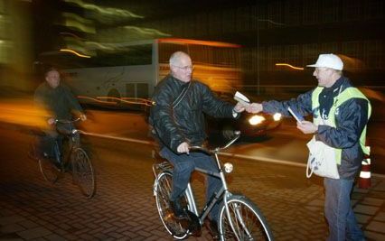 IJMUIDEN - De poortacties van de CNV Bedrijvenbond maandagmorgen bij Corus -het vroegere Hoogovens- in IJmuiden zijn rustig verlopen. CNV-leden deelden hier 10.000 chocolade euro’s uit en pamfletten. De CAO-besprekingen bij Corus liggen al enige tijd stil