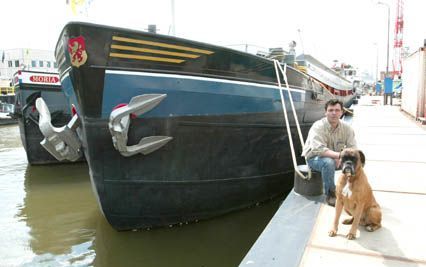 SLIEDRECHT - Teus Vlot sleutelt in Sliedrecht dagelijks aan scheepmotoren. Zijn hond Coen houdt daarbij toezicht. De maritieme ondernemer houdt er rekening mee dat hij steeds meer te maken krijgt met verzoeken om zondags te werken. „Ik hoop wijsheid te kr