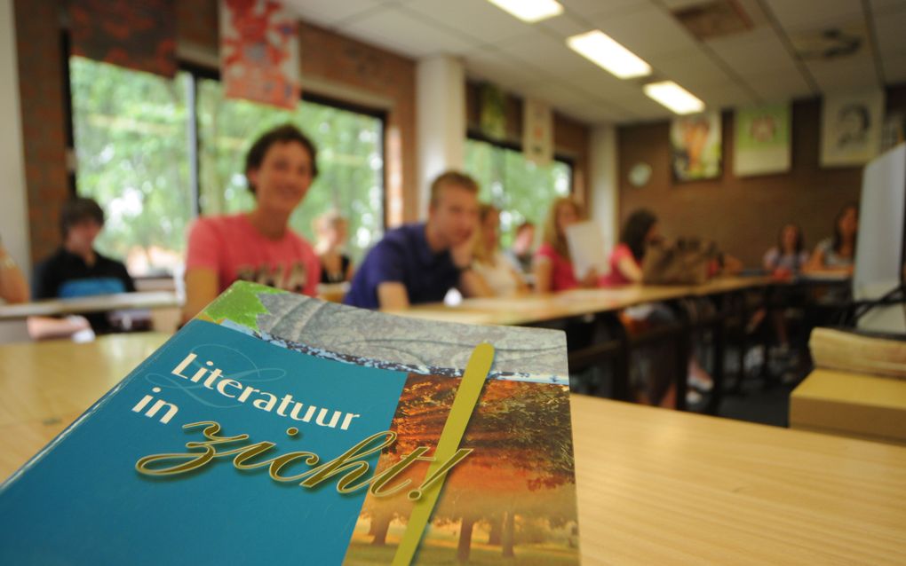 GOES - Literatuurles op het Calvijn College in Goes. Foto Willem Woznitza