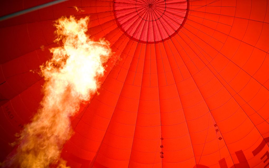 Een heteluchtballon heeft gisteravond een noodlanding gemaakt in het Philips van Lenneppark in Eindhoven. Foto ANP