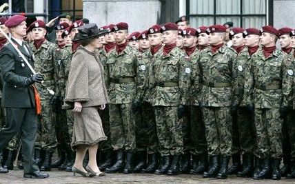 Koningin Beatrix inspecteerde woensdagmorgen op het Binnenhof in Den Haag de troepen, voorafgaand aan de uitreiking van de Militaire Willemsorde aan Poolse parachutisten. Foto’s ANP