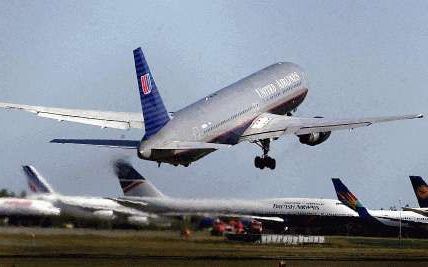 Een toestel van United Airlines stijgt op van John F. Kennedy International Airport. - Foto EPA