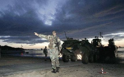 SARDINIE â€“ Nederlandse mariniers oefenen dezer dagen op SardiniÃ«. Vanaf de Hr. Ms. Rotterdam, het amfibisch troepenschip van de marine, landen de mariniers bij het krieken van de dag op het Red Beach strand om in een fictief conflict een groep burgers 