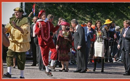 Koningin Beatrix viert Koninginnedag in Woudrichem.