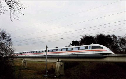 DEN HAAG â€“ Het kabinet moet de komende weken een principebeslissing nemen over het al of niet aanleggen van een magneetzweefbaan tussen Amsterdam en Groningen. Op de foto de Transrapid op de testbaan in het Duitse Lathen. - Foto ANP