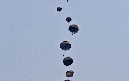 De luchtlanding van duizend parachutisten boven de Ginkelse Heide bij Ede, heeft zaterdag veel belangstelling getrokken. Foto ANP