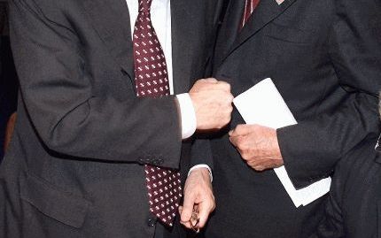 NICE - De Duitse bondskanselier Gerhard SchrÃ¶der (l.) met de Franse president Jacques Chirac (r.) op de EU-top in Nice, in december 2000. - Foto EPA