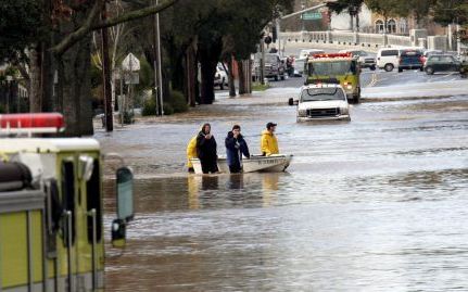 NAPA â€“ In de Verenigde Staten zijn de afgelopen dagen evacuaties in gang gezet zowel vanwege wateroverlast als brandgevaar. In CaliforniÃ« zorgde extreme regenval ervoor dat mensen vlak voor de jaarwisseling hun huizen moesten verlaten. Foto EPA