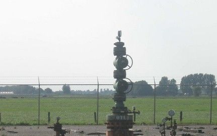 OTTOLAND â€“ Midden in de weilanden ten zuiden van Ottoland ligt een groot geasfalteerd veld met een hoog hek eromheen. De oliemaatschap pij NP Netherlands wil volgend jaar op deze locatie olie en gas gaan win nen. Foto RD