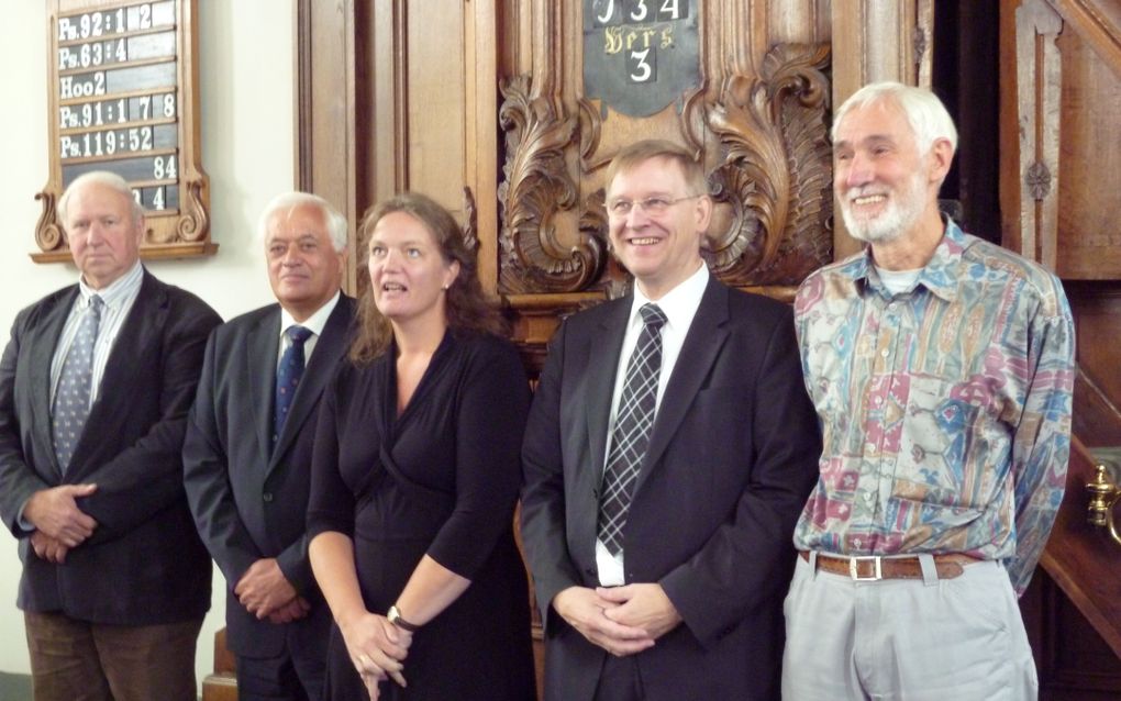 V.l.n.r. Jan Verhagen, Johan van Dijke, Esther Wijnberg, ds. J. ter Maten en Han Verschure. Foto RD