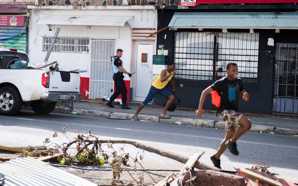 Ook op het Franse deel van Sint Maarten werd geplunderd. beeld AFP