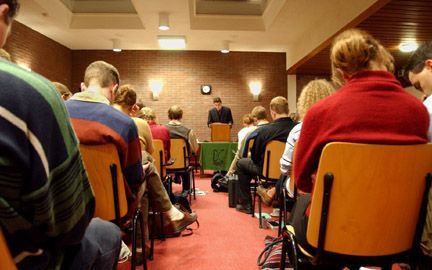 UTRECHT â€“ Dr. R. de Blois hield gisteravond in Utrecht een lezing voor de studentenvereniging Depositum Custodi. De Blois is vertaalconsulent voor de Zending Gereformeerde Gemeenten (ZGG) en werkzaam bij de United Bible Societies (UBS). - Foto Erik(Kott