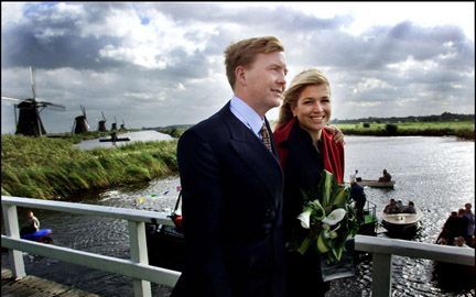 Prins Willem-Alexander en Máxima met Hollandse molens op de achtergrond: Nederland en Oranje horen traditioneel bij elkaar. Daarom koesteren velen sympathie voor het koningshuis. - Foto ANP