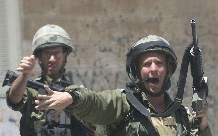 RAMALLAH - IsraÃ«lische soldaten in de Palestijnse stad Ramallah, op de Westelijke Jordaanoever, gelastten fotografen dinsdag weg te gaan. Het IsraÃ«lische leger arresteerde dinsdag in de stad zo’n dertig Palestijnen die ervan worden verdacht terroristisc