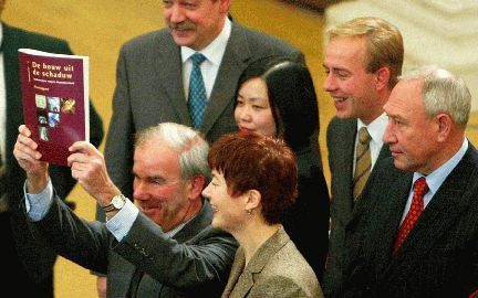 DEN HAAG - Het eindrapport van de parlementaire enquÃªtecommissie bouwnijverheid is in de politiek en in de bouwwereld als een bom ingeslagen. Foto: kamervoorzitter Weisglas (l.) heeft zojuist het rapport van de parlementaire enquÃªtecommissie in ontvangs