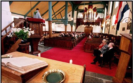 AMSTERDAM - Bijna de helft van alle Nederlanders ervaart op de een of andere manier een band met de kerk. Ongeveer 10 procent van de bevolking gaat met een zekere regelmaat -dat is: eens per maand- naar de kerk. Foto: middagpauzedienst in de Engelse Kerk,