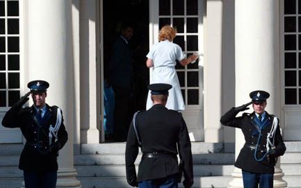 De deuren van Paleis Noordeinde werden vorige week nog even gepoetst voordat de voorzitters van de Tweede-Kamerfracties hun advies over de kabinetsformatie aan koningin Beatrix uitbrachten. - Foto ANP Â¶ Â¶