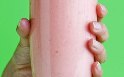 Over de precieze ingrediënten van een smoothie bestaat onenigheid. Sommigen beweren dat de echte variant zuivel bevat, anderen claimen dat het drankje uit louter fruit bestaat. Of dat fruit al dan niet bevroren moet zijn, is weer een ander discussiepunt. 