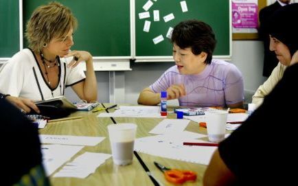 ROTTERDAM - Prinses Laurentien bezoekt woensdagochtend basisschool de Hoeksteen in Rotterdam in het kader van het begin van het project ”Alle ouders doen mee". Analfabete ouders leren gedurende een schooljaar in het Nederlands lezen en schrijven aan de ha