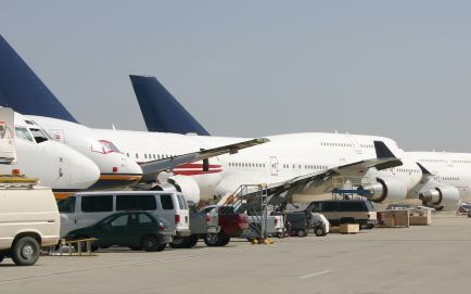 VICTORVILLE â€“ Lange rijen gebruikte vliegtuigen staan geparkeerd op het Southern California Logistics Airport. Voor sommige toestellen is de oude luchtmachtbasis bij Victorville de laatste parkeerplaats. Andere toestellen krijgen hier een nieuwe bestemm