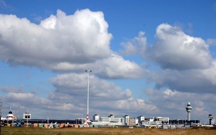 Uit onderzoek blijkt dat Schiphol de op twee na duurste luchthaven van Europa is. Vooral de doorberekening van veiligheidskosten is hier de oorzaak van. Foto ANP