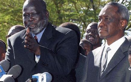 NAIVASHA - De Sudanese President Ali Osman Taha (R) luistert naar een toespraak van de Sudanese People Liberation Army (SPLA)leider John Garang. Foto AFP