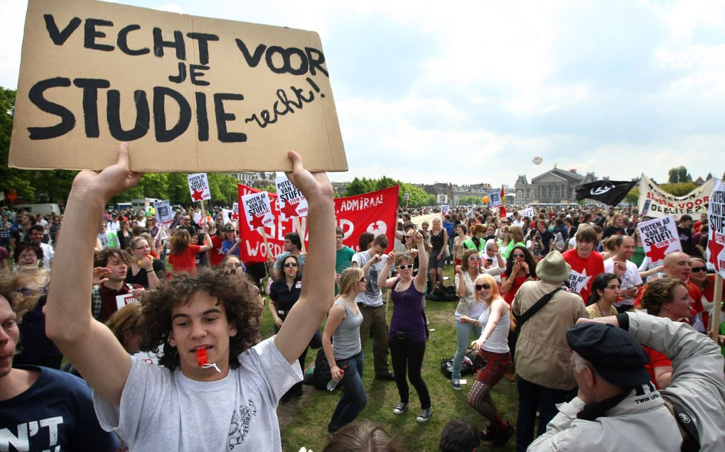 Een op de drie jongeren tussen de 17 en 21 jaar zegt niet te gaan studeren als het nieuwe kabinet de basisbeurs zou afschaffen. In mei werd in Amsterdam nog gedemonstreerd tegen bezuinigingen in het hoger onderwijs. Foto ANP