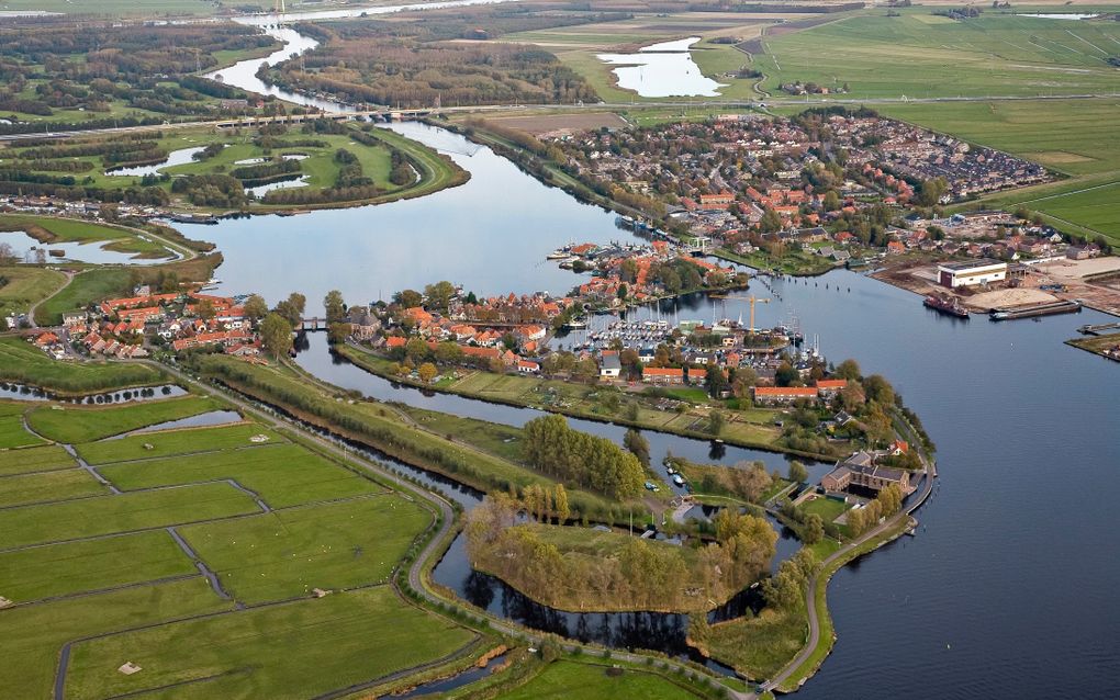 Spaarndam-West (midden op de foto) was een van de eerste beschermde dorpsgezichten van Nederland. Op de achtergrond Spaarndam-Oost, linksboven natuurgebied Spaarnwoude. Foto Hollandse Hoogte