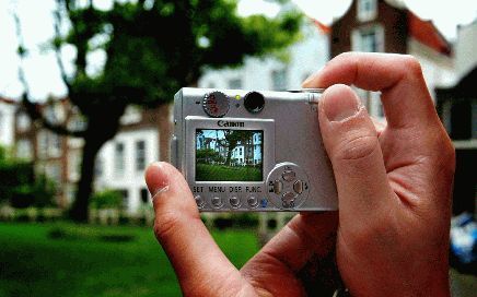 AMSTERDAM - In de eerste zeven maanden van dit jaar gingen ruim 420.000 digitale fotocamera’s over de toonbank, een stijging van 75 procent ten opzichte van dezelfde periode in 2002. Â¶ fotoverantwoording: - Foto ANP