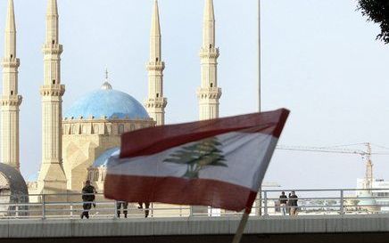 BEIROET - Libanezen protesteren tegen de moord op de christelijke minister Gemayel. Foto EPA