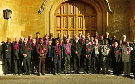 LONDEN â€“ Het crisisberaad van 38 anglicaanse aartsbisschoppen heeft donderdag geresulteerd in een panel die zich nog eenmaal gaat beraden op het punt homoseksualiteit. De commissie moet binnen een jaar rapport uitbren gen. Foto: dr. Rowan Williams, aart