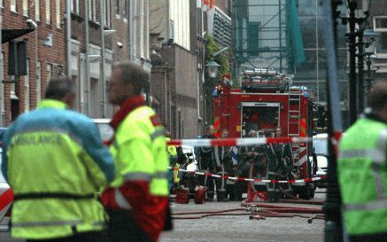 DEN HAAG - Politie en leden van de Explosieven Opruimings Dienst (EOD) overleggen voor de deur van de Turkse ambassade in Den Haag. Een Turkse man pleegde dinsdagochtend een bomaanslag op de ambassade. Na de ontploffing ontstond er brand. De buurt werd en