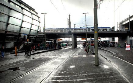 DEN HAAG – De Randstadrail is gisteren in gebruik genomen. Lijn 3 rijdt tussen Den Haag Centraal en Loosduinen. Het was de bedoeling dat de lightrail twee weken geleden al ging rijden, maar na het uitvoeren van testen bleken er grote problemen te zijn. Di