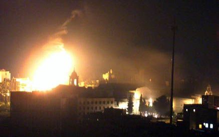 BETHLEHEM - Rondom de Geboortekerk in Bethlehem zijn de gevechten tussen de IsraÃ«lische militairen die het complex omsingeld houden en de Palestijnen in de kerk korte tijd weer opgelaaid. Volgens ooggetuigen brak er brand uit in de kerk. Deze is inmiddel