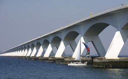 VLISSINGEN - Zeelandbrug tussen Noord-Beveland en Schouwen-Duiveland, gezien vanaf Colijnsplaat. Foto ANP