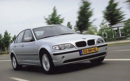 In het gevecht om marktaandeel geeft BMW de nog â€˜verse’ 3 al weer een facelift. De auto krijgt nu wat trekjes van de grotere broers uit de 7-serie. - Foto BMW