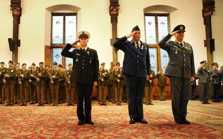 DEN HAAG - Korporaal Dirk Vonk, majoor Willy Thomas en majoor Marcel Duivestein (v.l.n.r.) salueren in de Ridderzaal naar minister De Grave (niet zichtbaar). Voor het eerst sinds tientallen jaren werden woensdag weer hoge onderscheidingen uitgereikt aan m